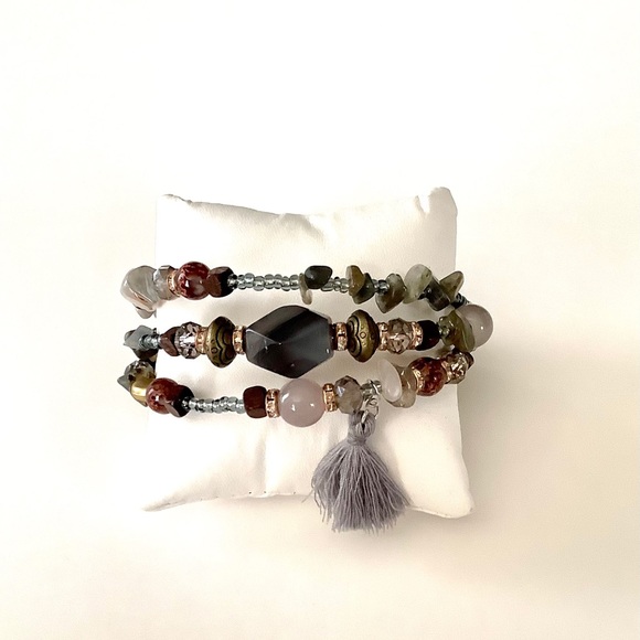 GRAY MULTI STONE AND CHARM LAYERED BRACELET - Picture 2 of 2
